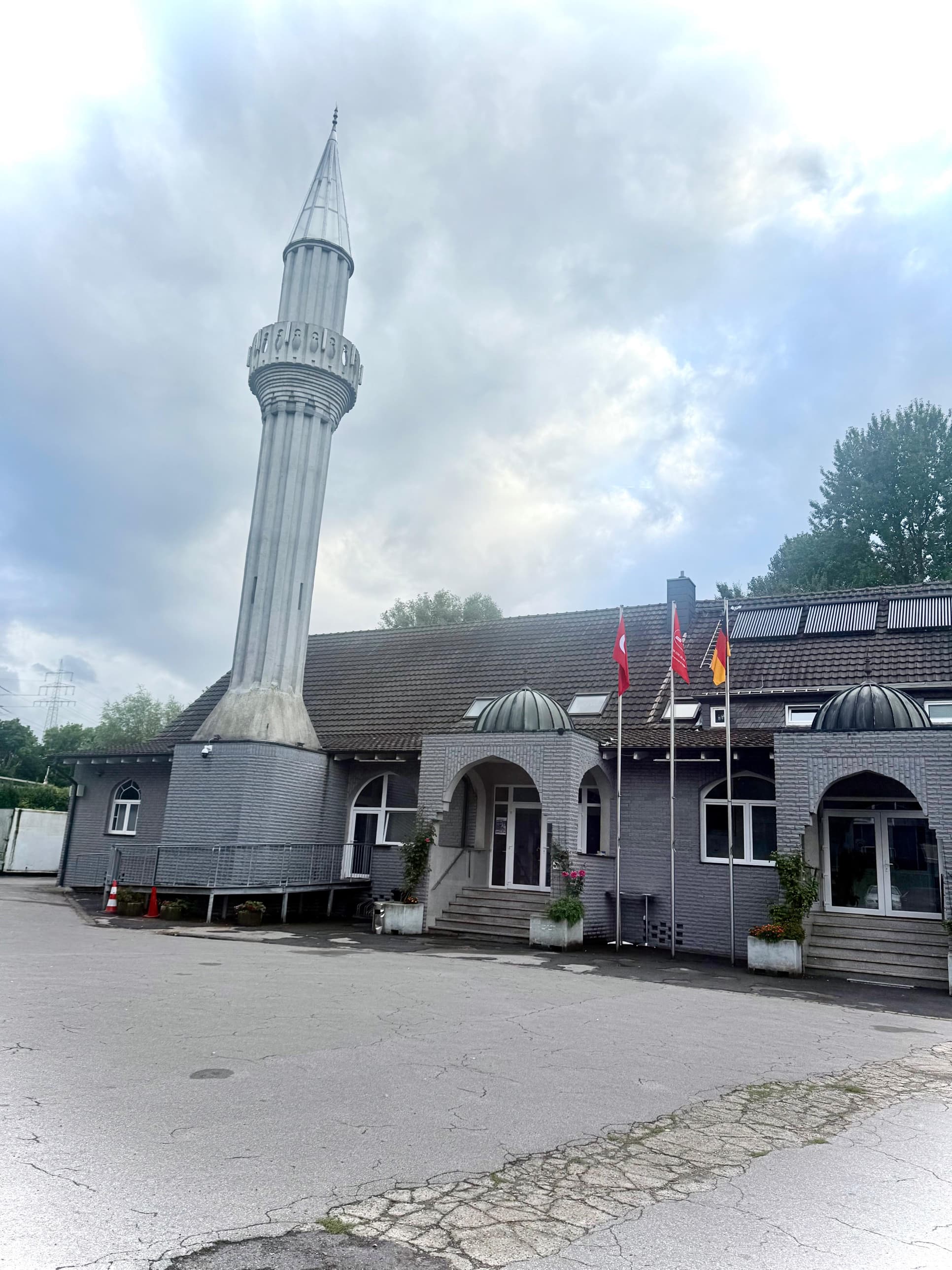 Mevlana Camii – minaresi ve girişiyle